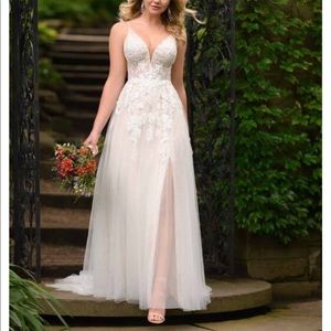 BRAND NEW essence of Australia wedding dress